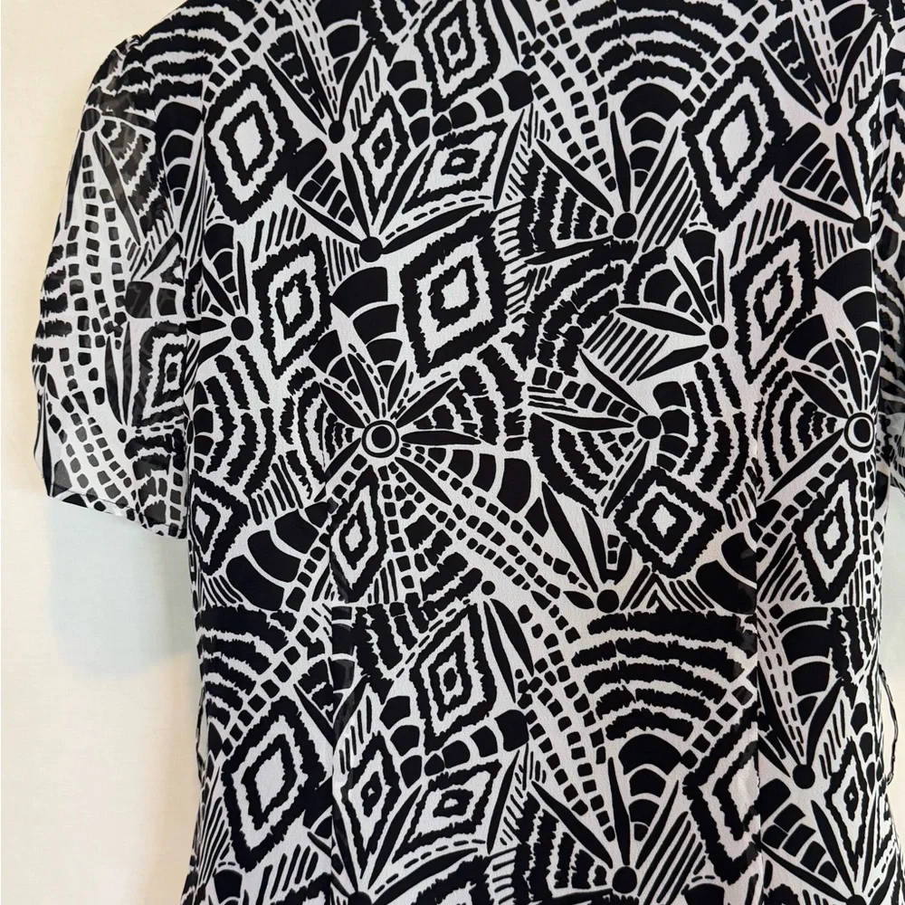H-21 Spense Black & White Ruffled Lined Short Sleeve Button Down Blouse‎ Size M